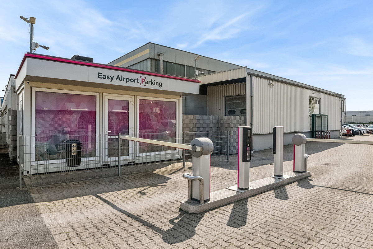 Entrance area with waiting shelter at the Easy Airport Parking car park at Dortmund Airport (DTM)