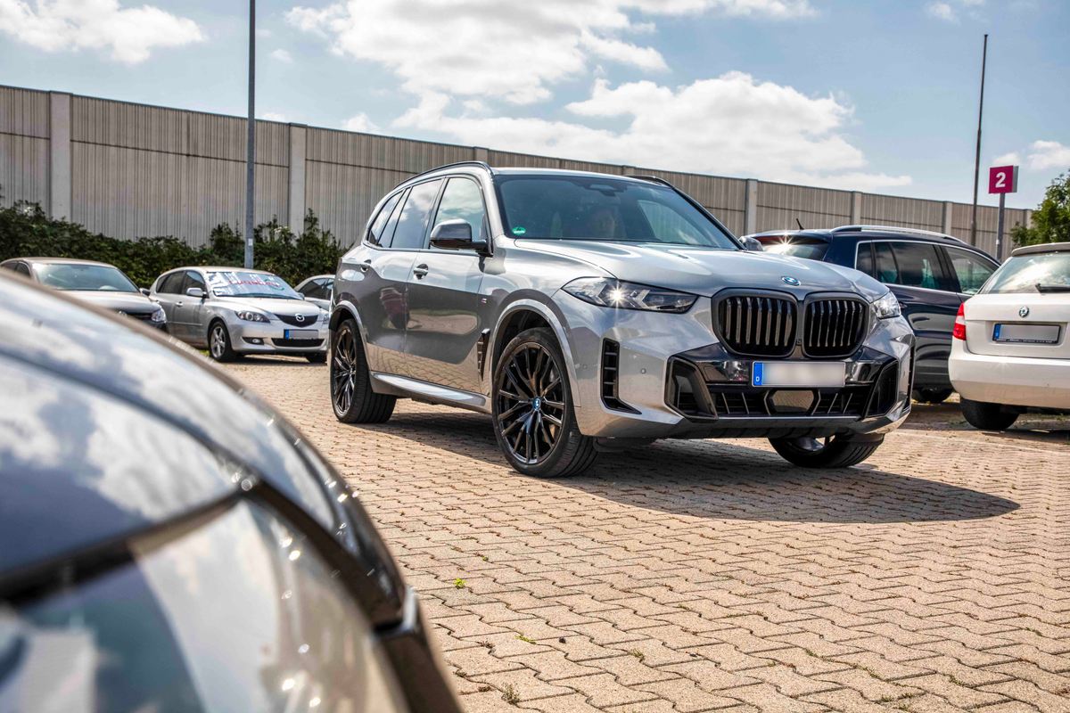 SUV tijdens het rijden over de parkeerplaats van Easy Airport Parking bij de luchthaven van Dortmund (DTM)