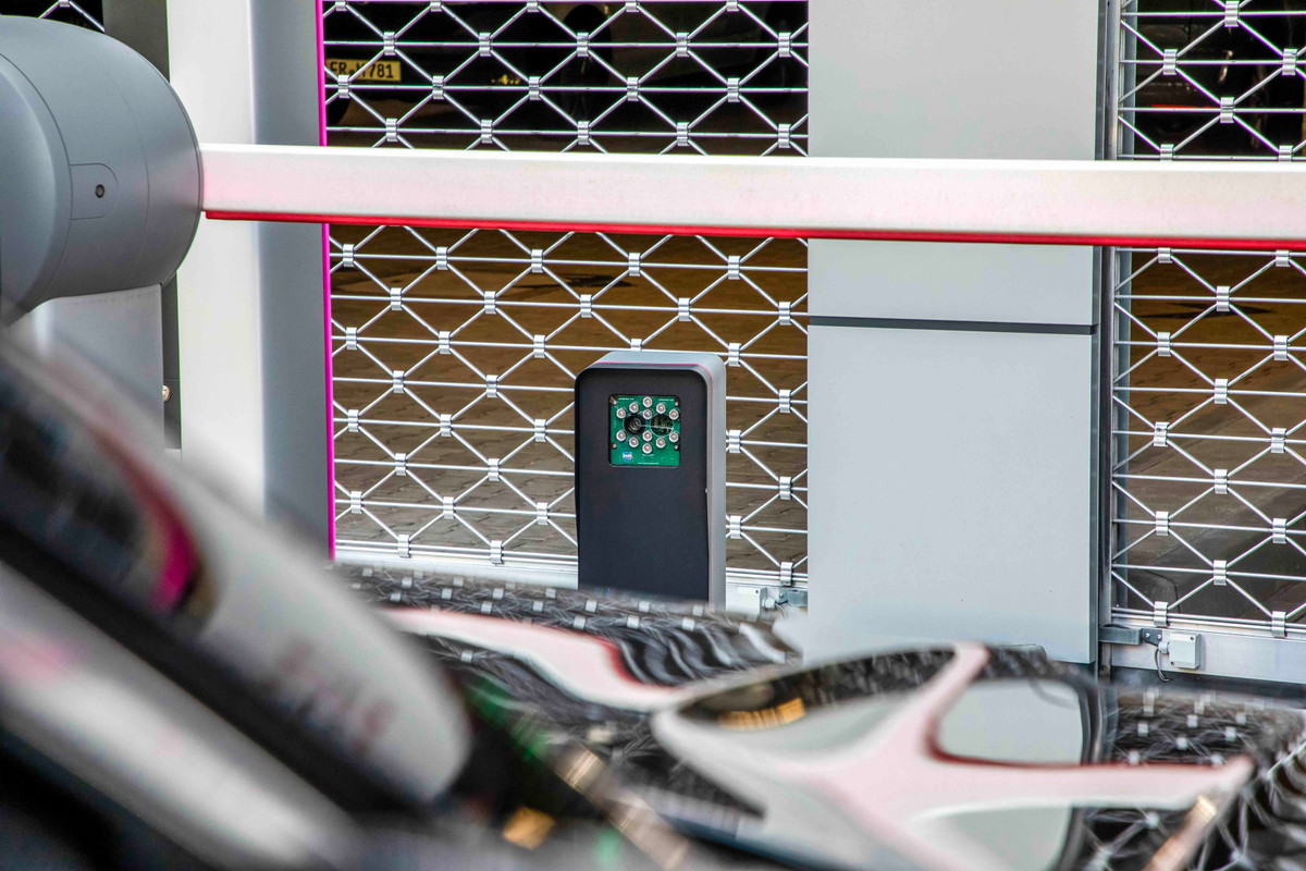 Opritbarrière en veiligheidspoort bij de parkeergarage van Easy Airport Parking op de luchthaven van Düsseldorf (DUS)