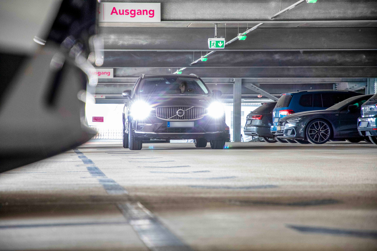 Auto bij het doorrijden van de parkeergarage van Easy Airport Parking op de luchthaven Düsseldorf (DUS)