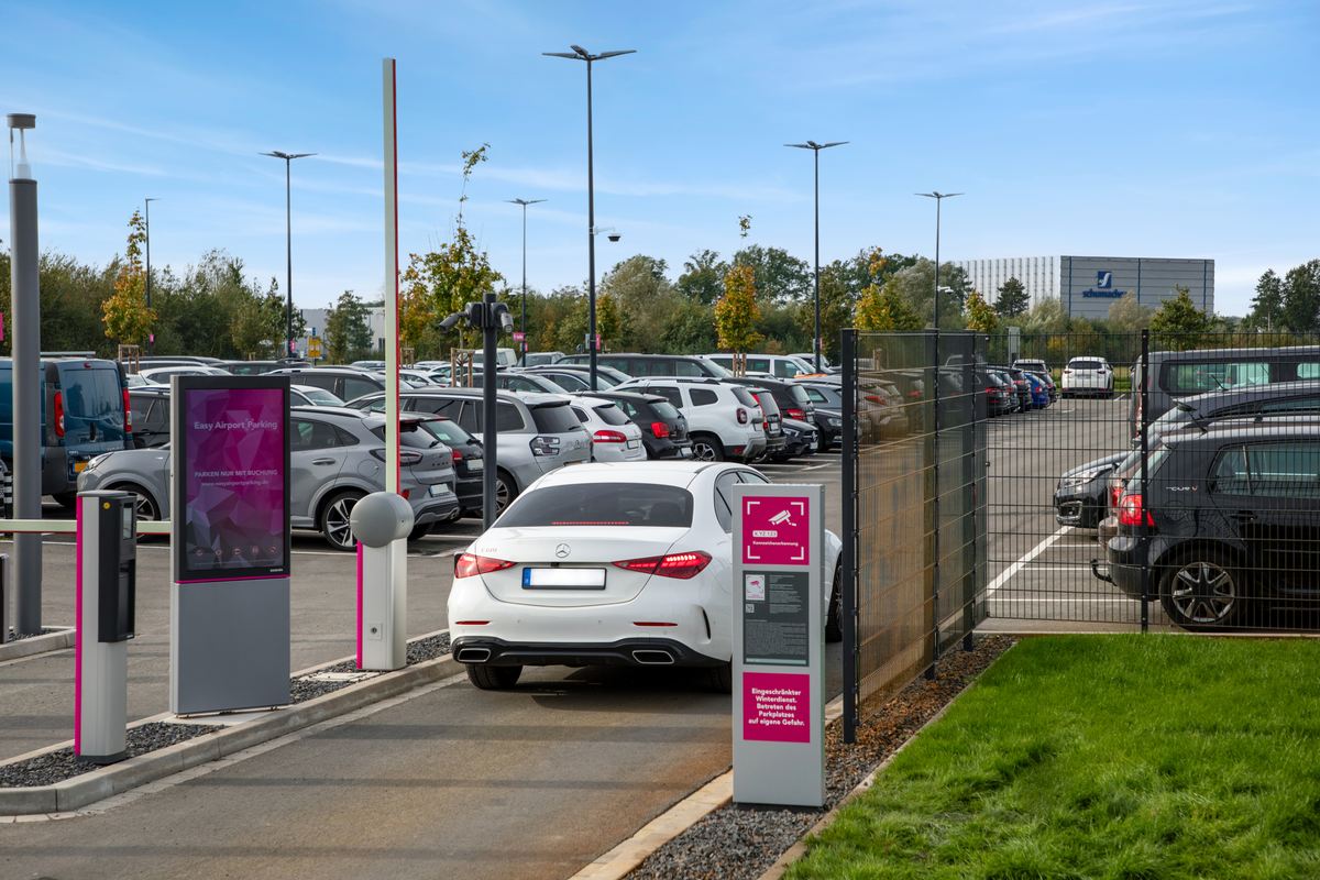 Well-maintained entrance area at the Easy Airport Parking lot at Münster/Osnabrück Airport (FMO)