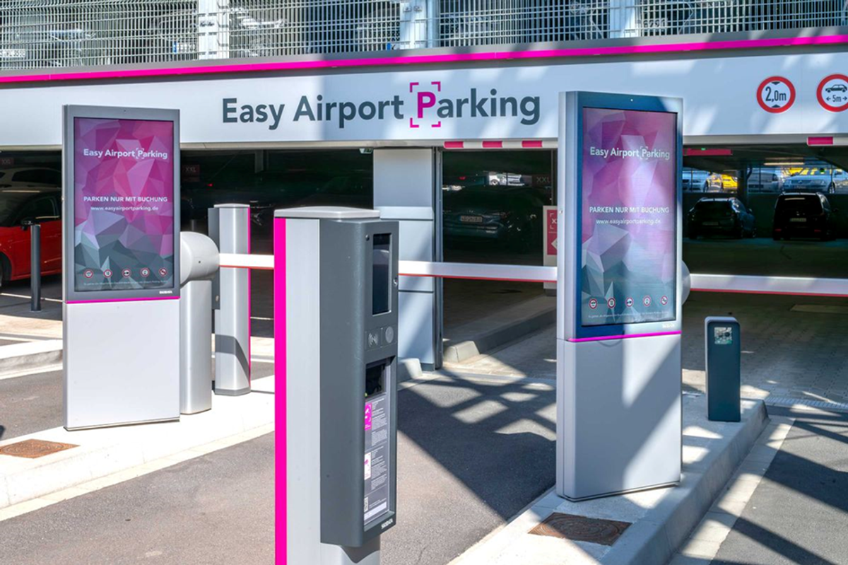 Einfahrtsbereich des Easy Airport Parking Parkhauses am Flughafen Düsseldorf (DUS)