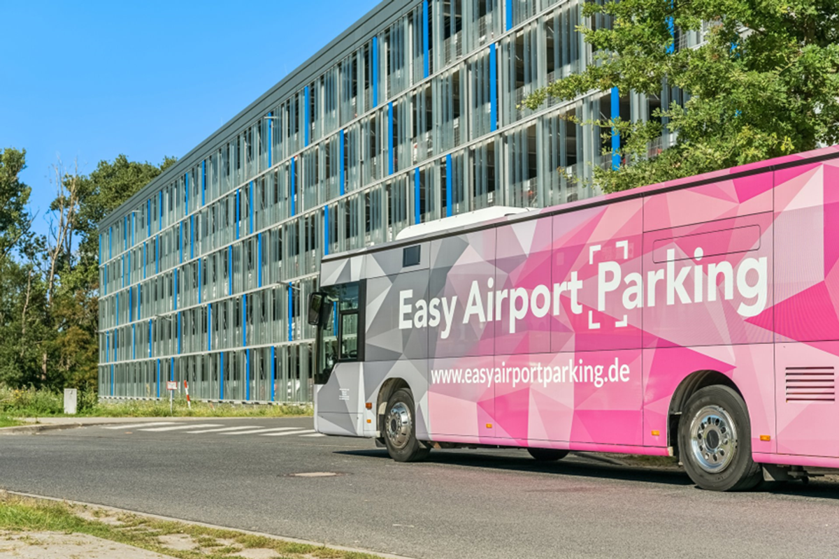  Shuttlebus vor dem Easy Airport Parking Parkhaus am Flughafen Berlin Brandenburg (BER)