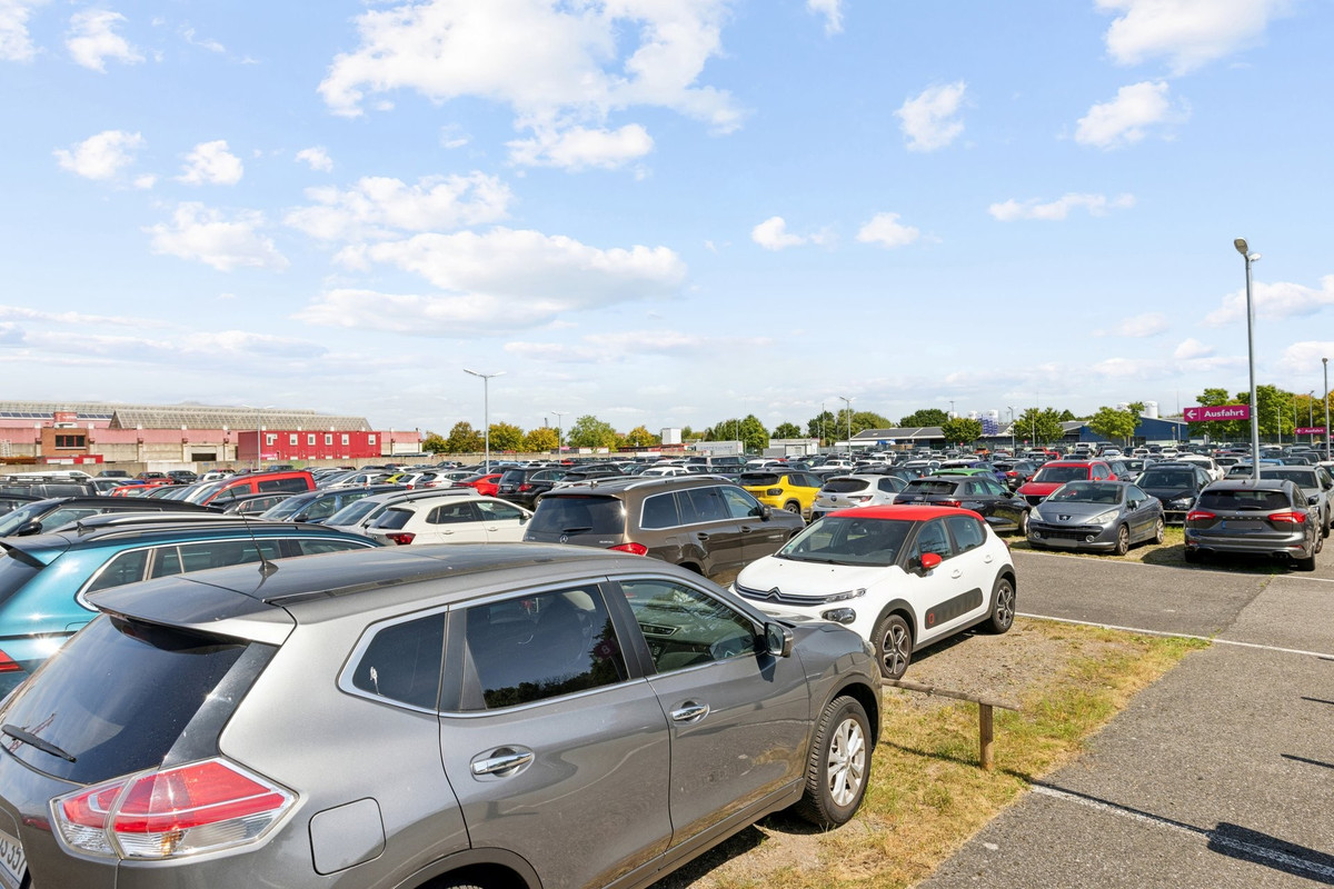 Goed gevulde parkeer-rijen op de Easy Airport Parking parkeerplaats op luchthaven Weeze (NRN)