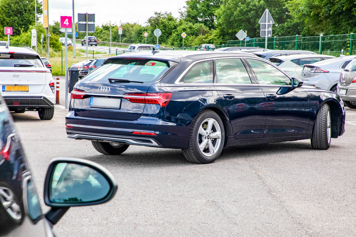 Een Audi die over de Easy Airport Parking parkeerplaats op luchthaven Weeze (NRN) rijdt