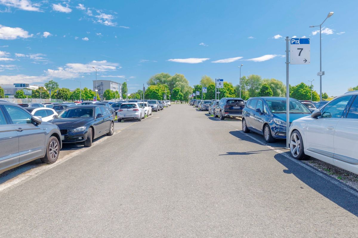 Zentrale Durchfahrt des Easy Airport Parking Parkplatzes am Flughafen Nürnberg (NUE)