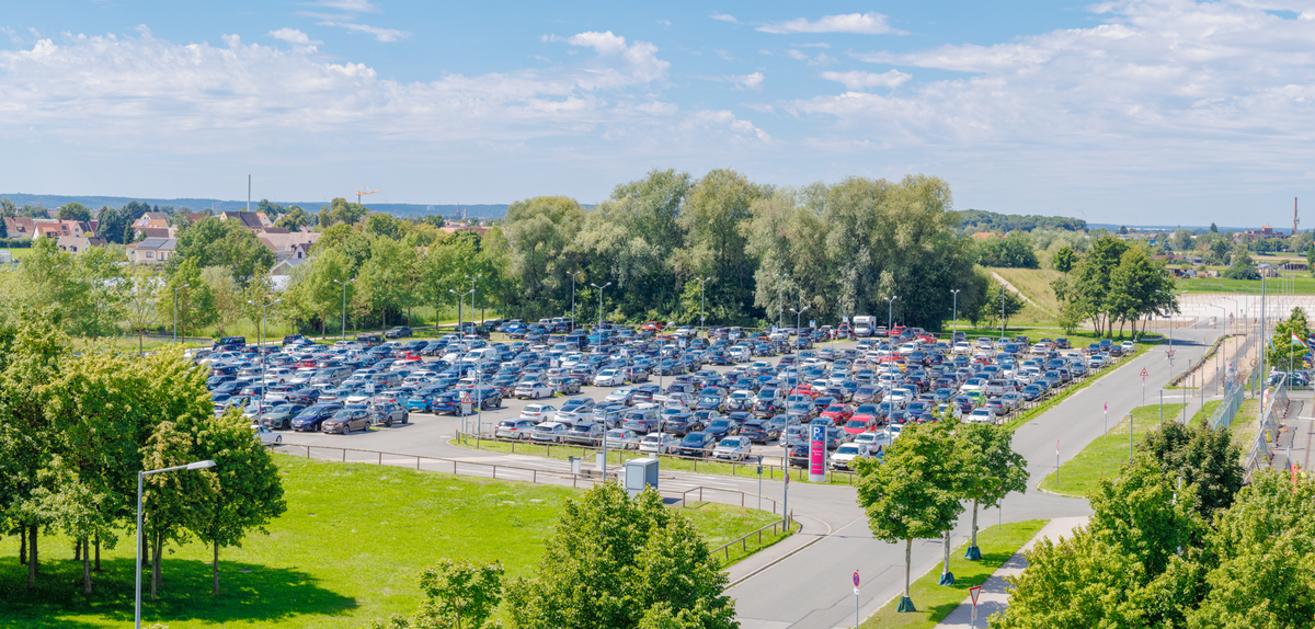 Gesamtüberblick von oben über den Easy Airport Parking Parkplatz am Flughafen Nürnberg (NUE)