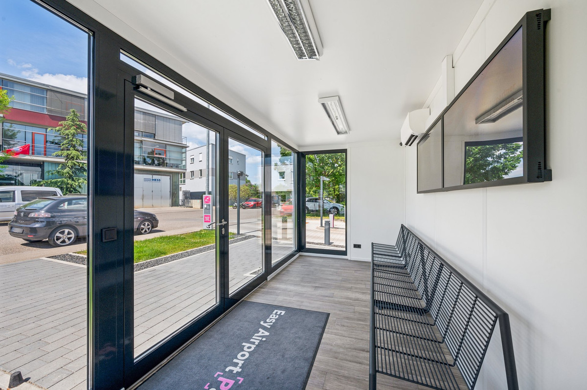 Indvendigt udsyn i det moderne venteskur med siddeplads ved parkeringspladsen hos Easy Airport Parking i Stuttgart Lufthavn (STR)